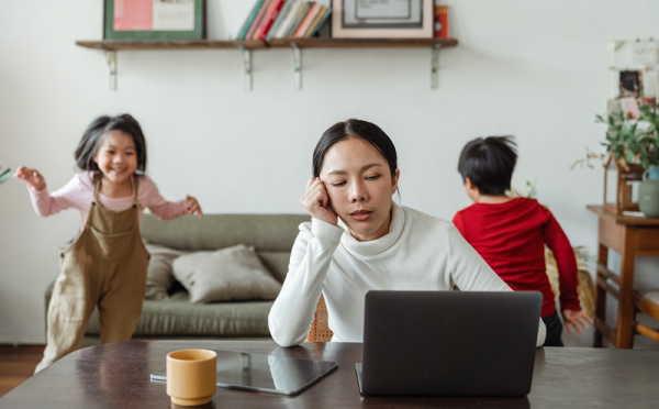 En télétravail, les femmes sont 1,5 fois plus interrompues que les hommes